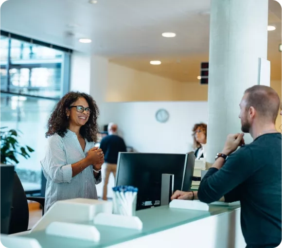 Deux personnes qui discute autour d'un bureau